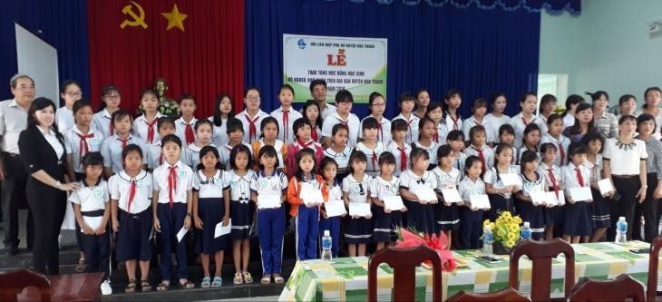 Hội Liên hiệp phụ nữ huyện Hòa Thành trao học bổng cho học sinh nghèo